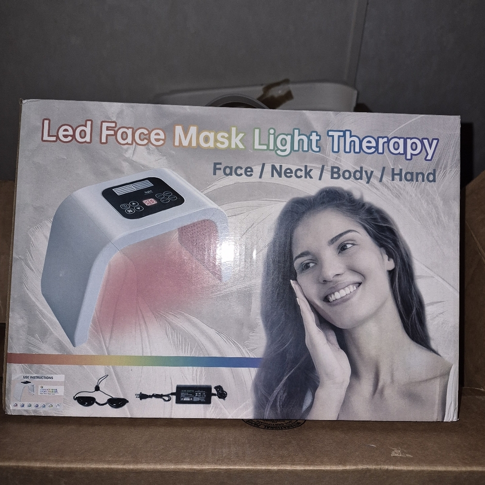 LED Face Mask Light Therapy Device - Picture 1 of 4
